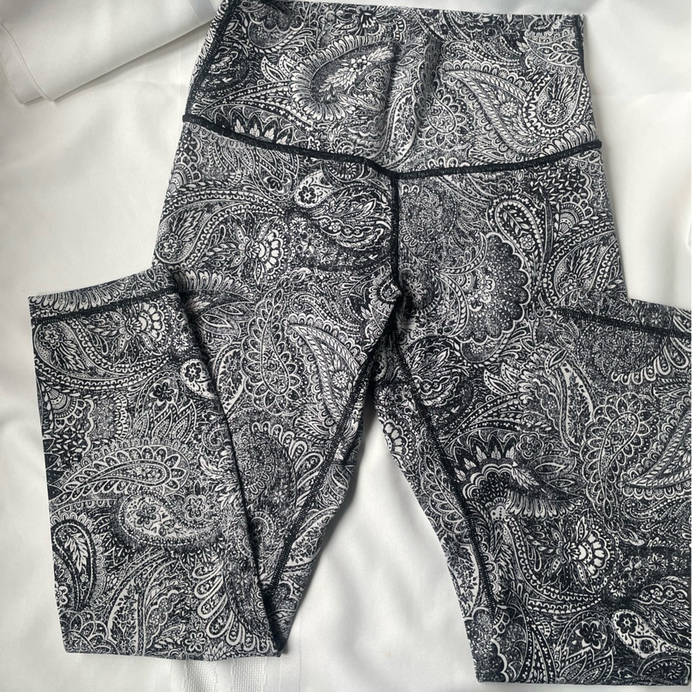 Lululemon pre loved black and white paisley pattern  7/8” leggings- size 8